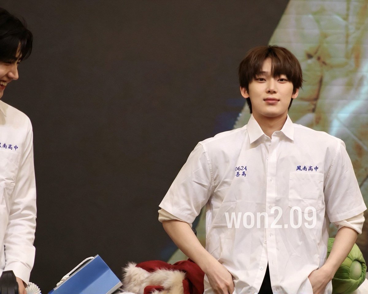 kungyazel's tweet photo. wdym they were wearing matching clothes but we don't have a single picture of them together except this one. sunghoon is even smiling so hard at sunoo 😭😭😭 https://t.co/NbEAT9usHr