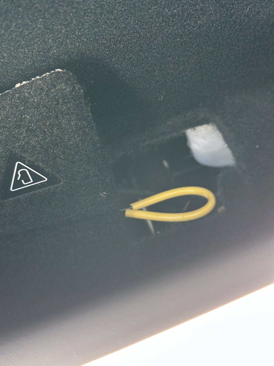 Agcore_juniper's tweet photo. 【Tesla緊急脱出ハンドル体験】
テスラストアで、後部座席ドアからメカニカルリリースケーブルを引っ張ってドアを開ける体験をさせてもらった。
ちなみにマニュアルにある通り、緊急時以外ウィンドウとか損傷リスクがあるので自分の車ではやらない事。
車種はmodel YLで試させてくれた。
案外、そんなに強く引っ張らなくてもドアは開けられた。これは一度きりの機能ではなく、何回でも再現性のあるリリース機能だった。
緊急時の事はやはり一度体験しておくといい🤩
対応いただいたスタッフがめちゃくちゃ丁寧な方で良かった。本当にありがとうございました。😆

後部座席のメカニカルリリースは、子供やお客様を乗せる際、緊急時にカバーを一部はがして黄色いケーブルを引くのはわからないと思う。マークだけでどこにもやり方書いてないので運転手が説明しておく必要がある。
さらに、後部座席のポケットに物を詰め込んでおくと、さらに緊急時はどこかわからず終わり。
その点、物はちゃちいが脱出用ハンドルを付けておくと目立つから、後部座席の子供はすぐにわかった。視認性という事では優れてると思う😎

ちなみにこの蓋を開けると、カーテシライトがすぐ見えるので、上からライト押せば取れやすくなるのかなと思った。
#Tesla #メカニカルリリース #事故