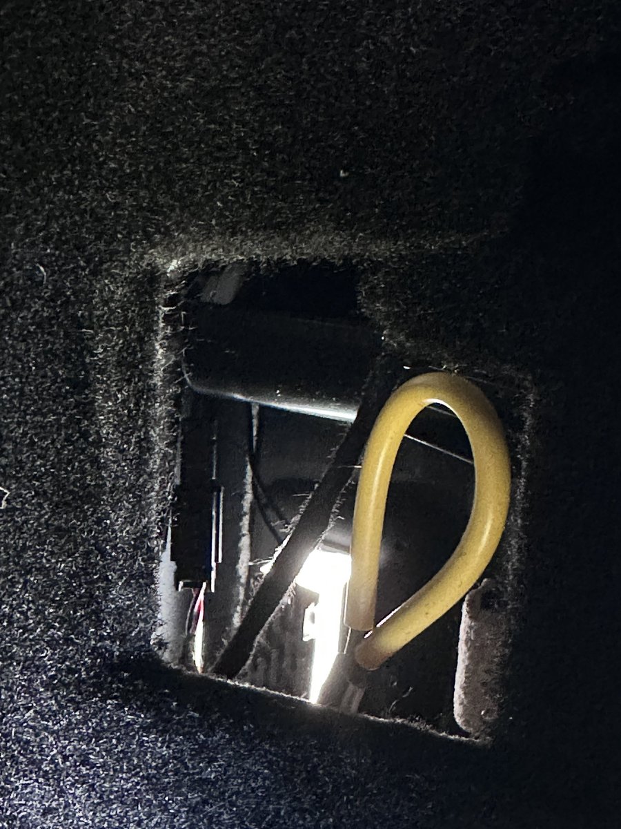 Agcore_juniper's tweet photo. 【Tesla緊急脱出ハンドル体験】
テスラストアで、後部座席ドアからメカニカルリリースケーブルを引っ張ってドアを開ける体験をさせてもらった。
ちなみにマニュアルにある通り、緊急時以外ウィンドウとか損傷リスクがあるので自分の車ではやらない事。
車種はmodel YLで試させてくれた。
案外、そんなに強く引っ張らなくてもドアは開けられた。これは一度きりの機能ではなく、何回でも再現性のあるリリース機能だった。
緊急時の事はやはり一度体験しておくといい🤩
対応いただいたスタッフがめちゃくちゃ丁寧な方で良かった。本当にありがとうございました。😆

後部座席のメカニカルリリースは、子供やお客様を乗せる際、緊急時にカバーを一部はがして黄色いケーブルを引くのはわからないと思う。マークだけでどこにもやり方書いてないので運転手が説明しておく必要がある。
さらに、後部座席のポケットに物を詰め込んでおくと、さらに緊急時はどこかわからず終わり。
その点、物はちゃちいが脱出用ハンドルを付けておくと目立つから、後部座席の子供はすぐにわかった。視認性という事では優れてると思う😎

ちなみにこの蓋を開けると、カーテシライトがすぐ見えるので、上からライト押せば取れやすくなるのかなと思った。
#Tesla #メカニカルリリース #事故