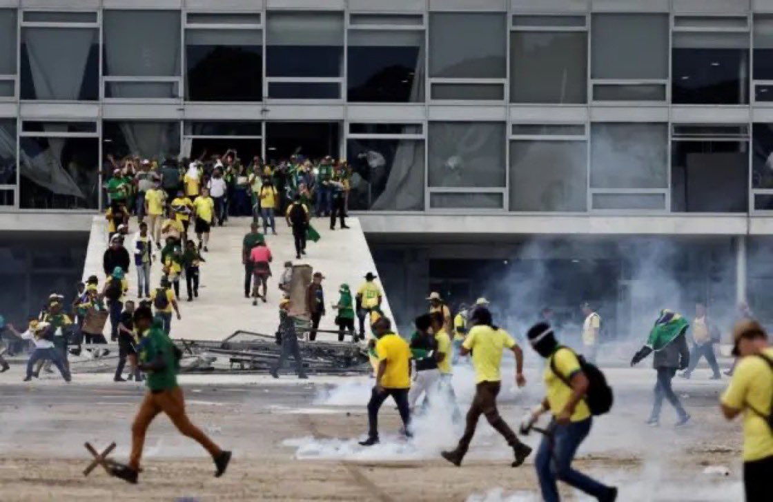 apokkjs's tweet photo. incrivel as mesmas pessoas que tão subindo a tag “esquerda terrorista” e falando merda da esquerda são as mesmas que ainda apoiam o 8 de janeiro que coincidência 🤔🤔 https://t.co/iPU42Re0Sp
