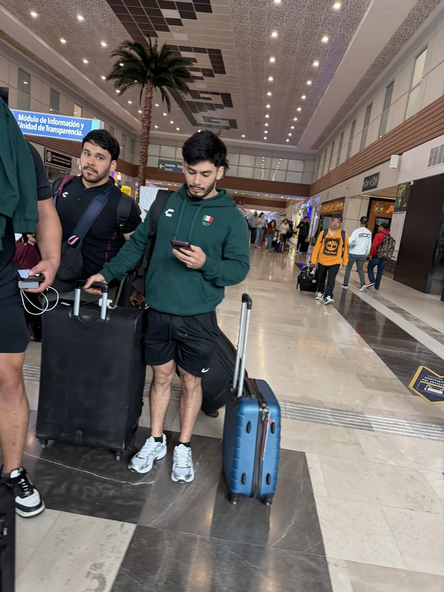 barboncabron19's tweet photo. @jorgecardenaxxx Te miré en el aeropuerto me dio gusto verte por lo menos de cerca https://t.co/T4PATtReVc