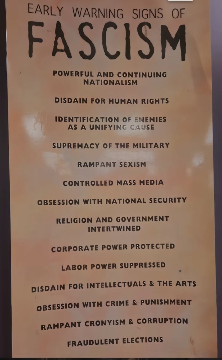 clara6162745's tweet photo. @porrada_f Ela apareceu originalmente em um artigo publicado na revista de opinião Free Inquiry; Britt criou os 14 pontos após analisar as características comuns de sete regimes autoritários e fascistas da história, baseando-se na exposição oficial do Museu do Holocausto dos EUA (USHMM). https://t.co/zwCsY1frOY