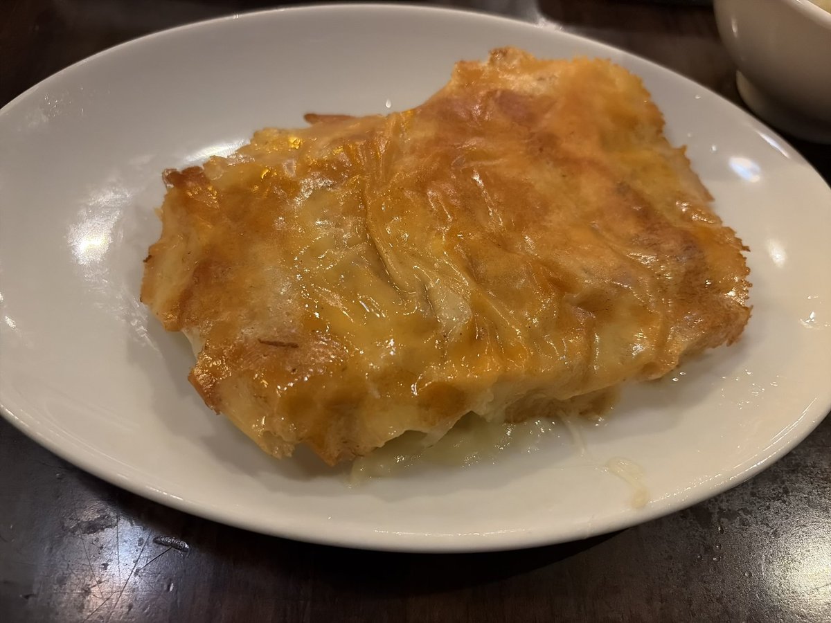 EVOL_syoga's tweet photo. 餃子の安亭 新宿思い出横丁店
仕事とライブの合間に、予約せずに行ったからイナイレ関係者席(？)の13番席は座れなかったけど、芸人のサイン(バッシュに出てる層も吉本も幅広く)もかなりあったからそっちでも楽しめた。
羽つきチーズ餃子食べた！美味しかったし他にも気になる餃子あったからまた行く。 https://t.co/cWFeASbYVh