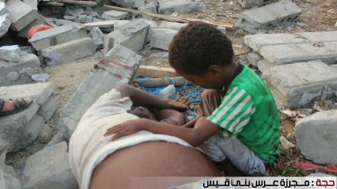 SalahQashah1's tweet photo. طفلٌ يرفض مغادرة جثمان والده بعد مقتله في غارة جوية للتحالف السعودي.

من المجزرة التي ارتكبها النظام الابستيني السعودي بقصفه لعرس بني قيس في محافظة حجة

#جرائم_العدو_السعودي
#جرائم_السعودية_في_اليمن https://t.co/r3eBh2qmzZ