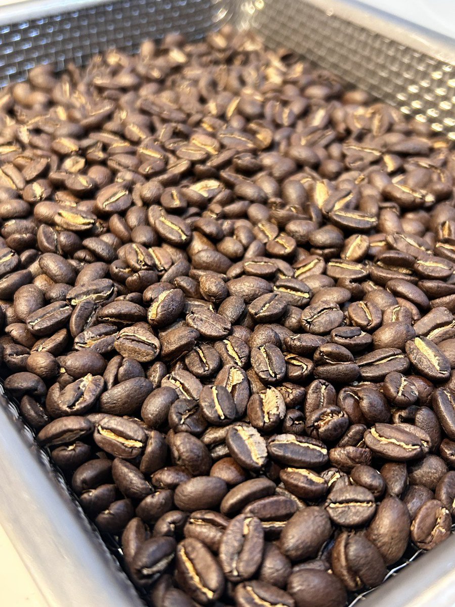 HIGHFIVE_COFFEE's tweet photo. おはようございます
本日焙煎
Nicaragua Peralta El Bosque Java 🇳🇮
Brazil South Minas Bella Vista 🇧🇷
Guatemala Huehuetenango 🇬🇹
Guatemala Antigua La Esmeralda 🇬🇹
Rwanda Gisheke 🇷🇼

三連休最終日、どうぞ素敵な１日をお過ごしください😊🍀
HIGH FIVE COFFEE ↓
https://t.co/rSpTmiHlwW https://t.co/C71mOWoiA3