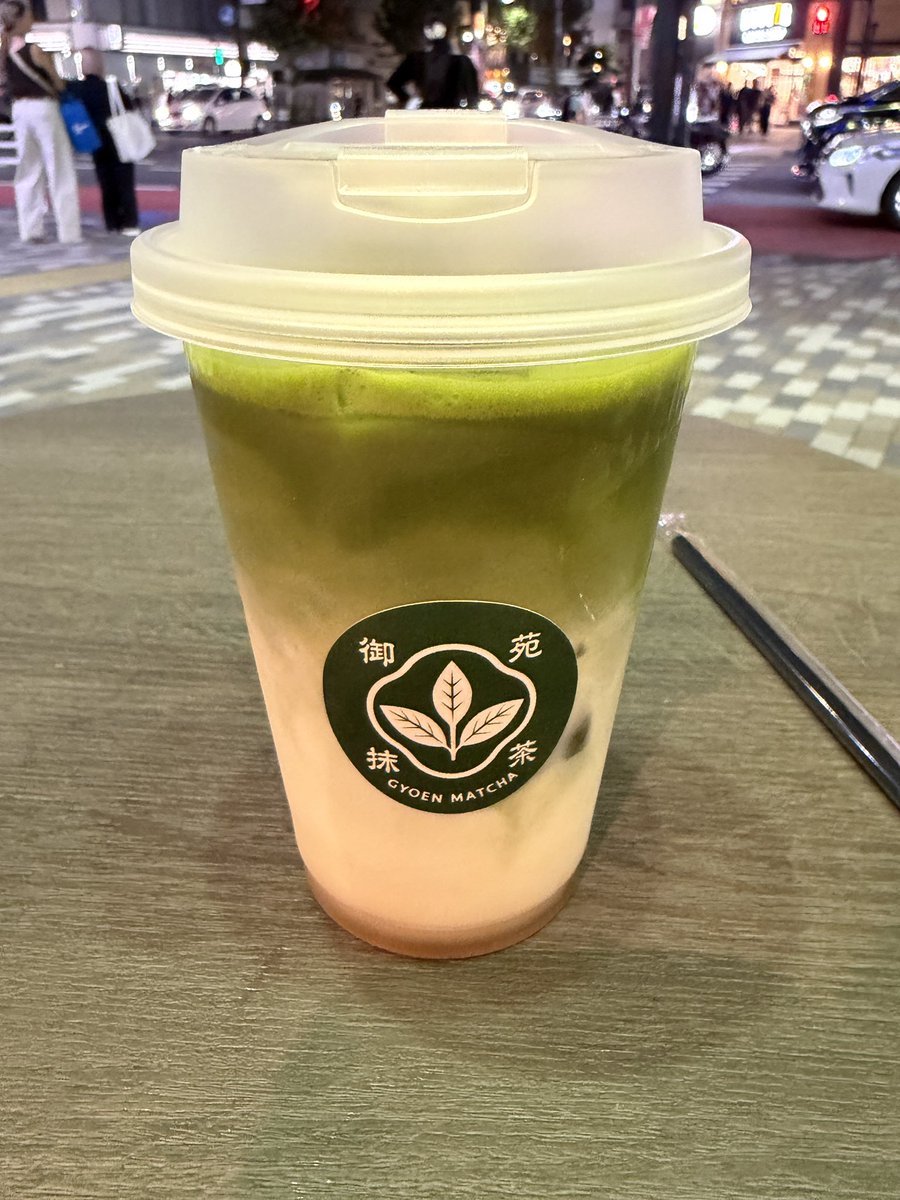 EVOL_syoga's tweet photo. 御苑抹茶
宇治抹茶ラテ
今回は宇治抹茶を、甘さは前回の八女抹茶と同じ100%で。前回から日が空いてるから味を完全に覚えてるわけじゃないけど、宇治抹茶の方が抹茶特有の苦味を感じる。好みに関しては、かなり僅差で八女抹茶の方が勝つけど、甘さ変えたら逆転しそう。また行く理由ができた。 https://t.co/Q7MSY8HLQC