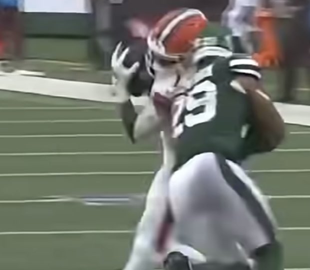 BartoWilli60185's tweet photo. @camijustice This looks different to me. He had no time to catch the ball or secure the ball. And it’s helmet to helmet. https://t.co/9kGIqEc3Rh