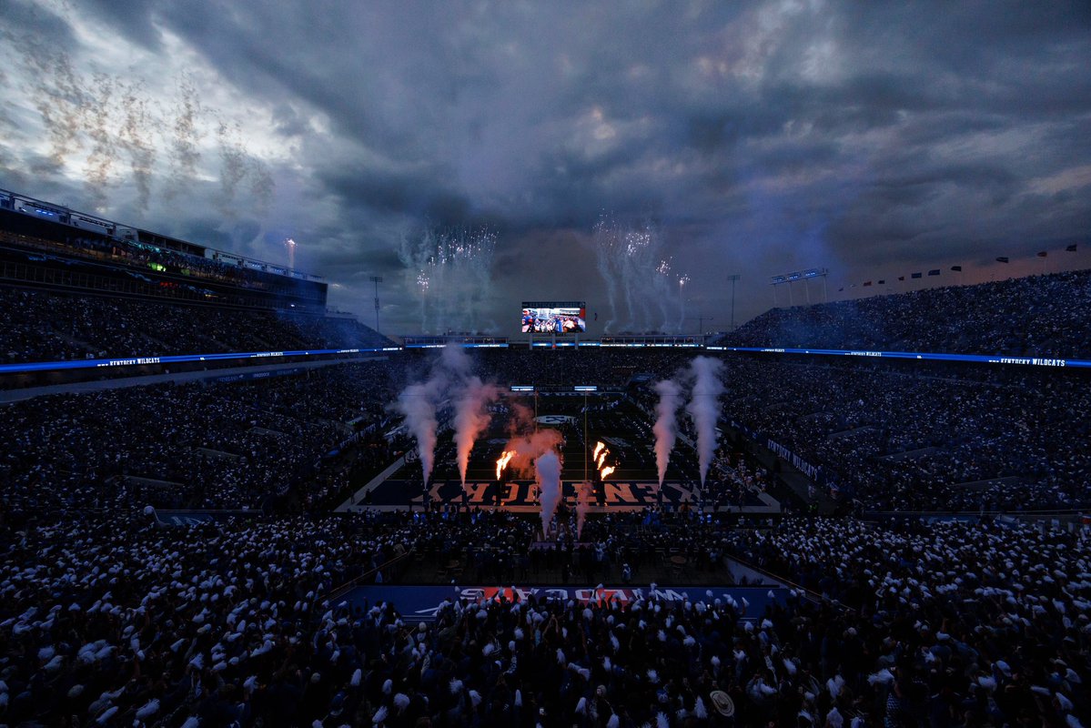 RichieBucketsUK's tweet photo. What type of shit were the UK photographers on last night? They were as locked in as any player. https://t.co/i6pQpz4ZYT