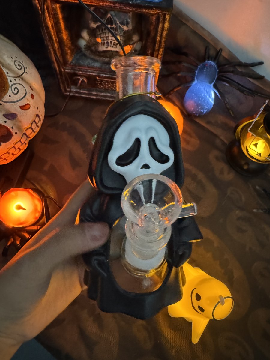 YHSsmoke's tweet photo. Ghost Face 👻🍂🎃✨

#yhsglass #spookycute https://t.co/m6dONR4Zyo
