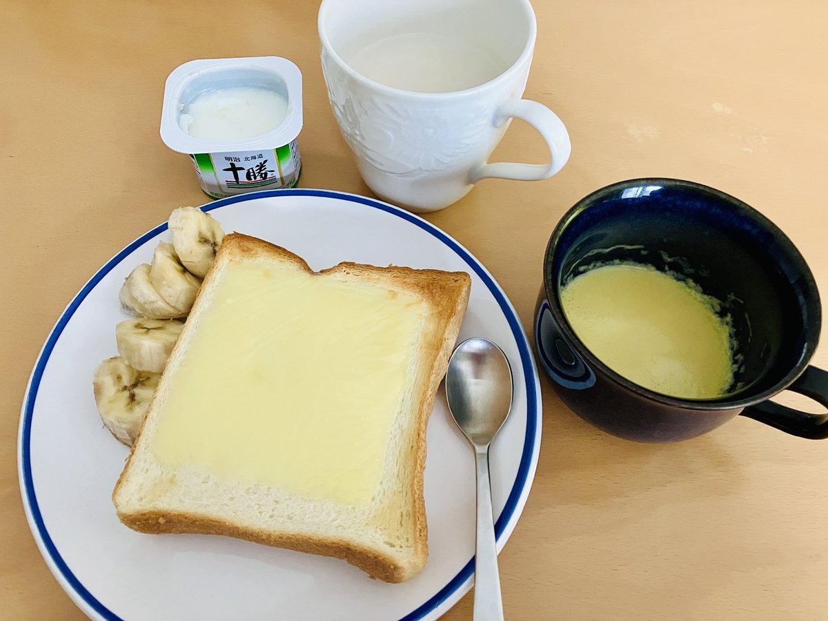 yuko_natto's tweet photo. 昨日は2週間ぶりのバレーボール🏐
体調この数日でかなり回復🙌頭痛が無いって素晴らしい。今朝は5時起き教会でお祈りした後の朝焼け(6時頃)が綺麗だった。
そして朝ごパン🍞
これからちょっと走ってこよう💨
#早起き🌞
#朝ごパン🍞 https://t.co/23wB58YkUb