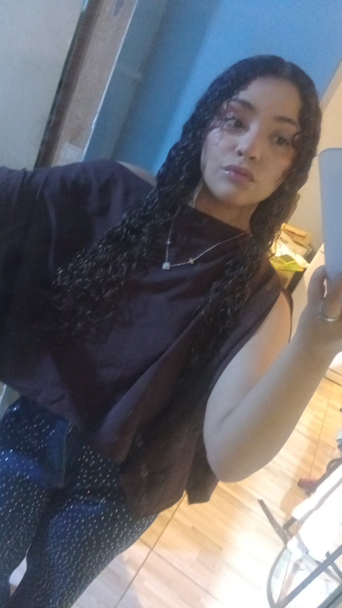 isarquee's tweet photo. plot estou indo embora em menos de 3 horas pq a sala de cinema lotou roubaram meu lugar e eu fiquei desconfortavel https://t.co/UL7l4ioUIm