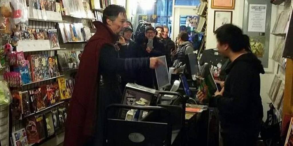 ERodBuster1's tweet photo. That time Benedict Cumberbatch went into a shop to buy some comics in full gimmick. https://t.co/EUd4MiNRdv
