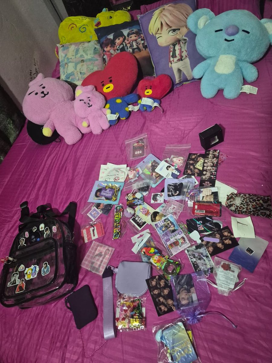 yesik_online's tweet photo. @ARMYBogotaCol Yo, super feliz con los Freebies que recibí,  mi bolsito lo pude llenar de Stiker completamente
#AsarabiaThanksBts
#GraciasBTSColombia
#BTSenColombia https://t.co/3lfDPAf4ha