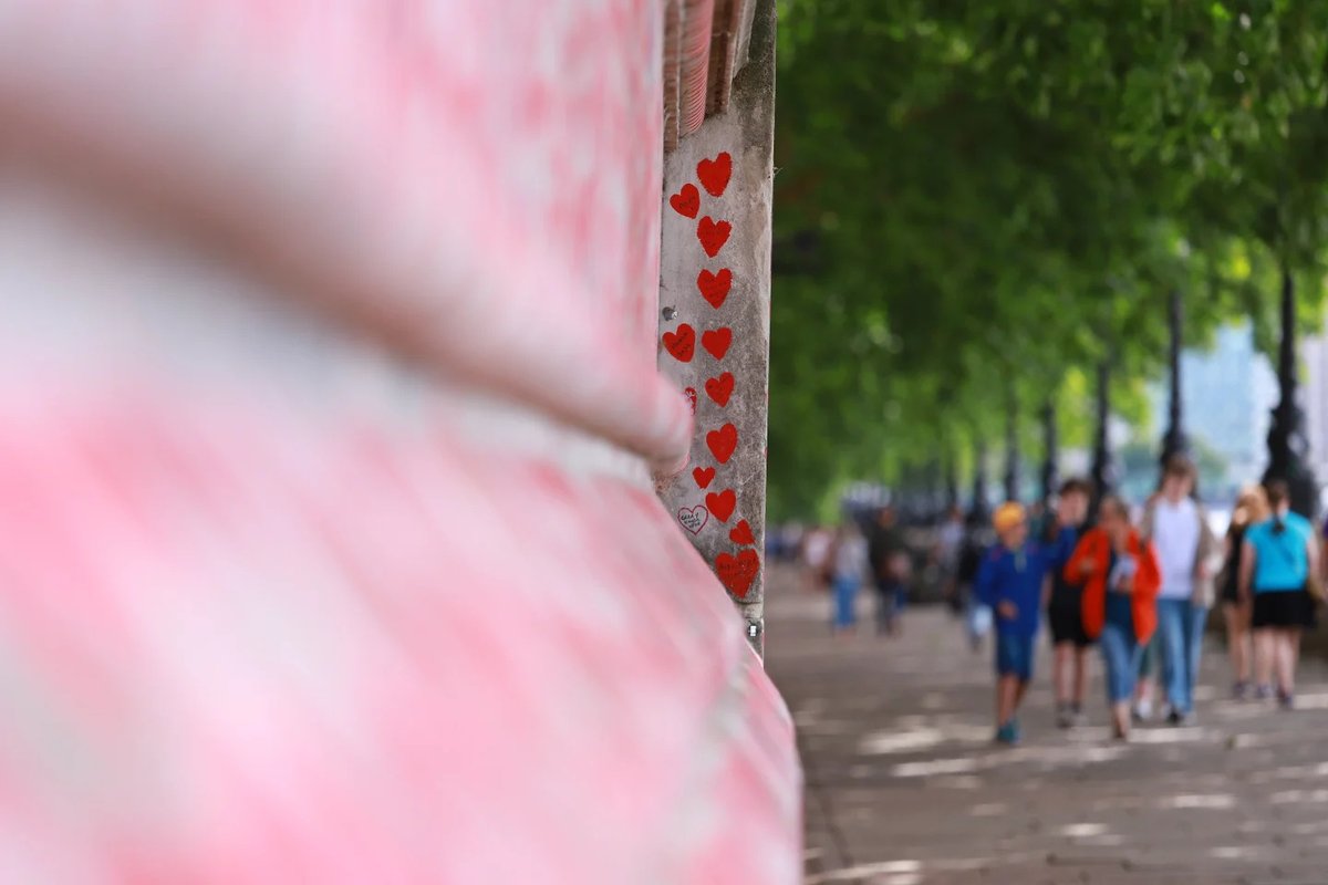 AndreeCorino's tweet photo. London’s National Covid Memorial Wall stands as a moving tribute to every life lost. https://t.co/TOidqoacbI