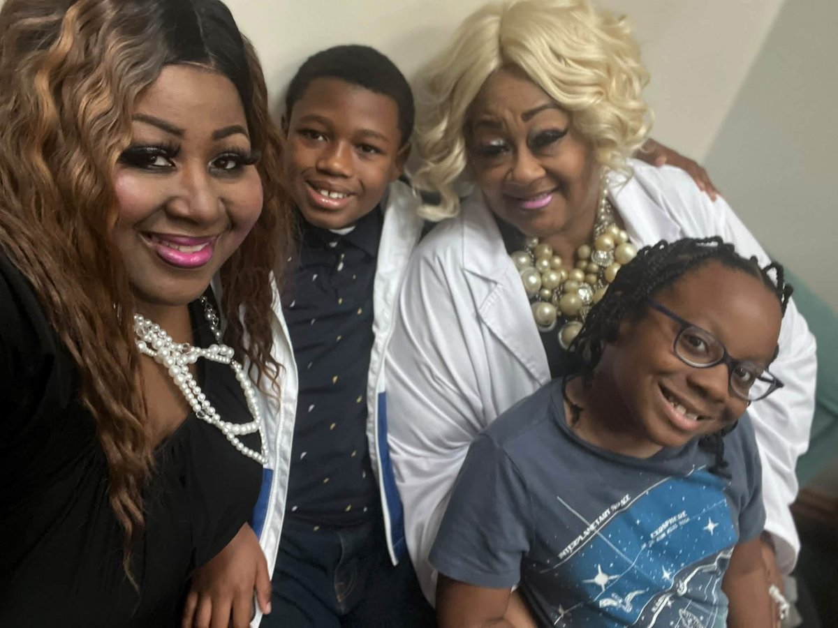 Queenladyk09's tweet photo. 10/11/26 Sunday Picture of Me, @kdiva50, Messiah and Solomon 💙🖤🤍🖤🤍💙 https://t.co/zTUHaYPNeS
