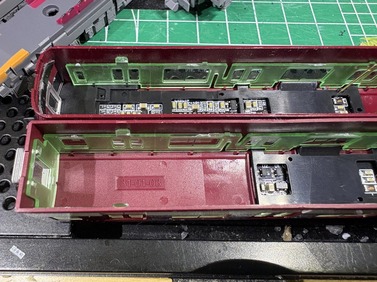 norisuke1979's tweet photo. ポポンデッタの先頭車
開けにくい原因わかったような気がします。
窓ガラスの爪の場所と
妻板ガラスパーツの有無
妻ガラスパーツが側窓を固定してるので連結面側は容易に外せるが運転席側はそれがないため
床板パーツに側窓のガラスの爪が追従してしまっているのが原因かと推定します。 https://t.co/szypDBil5y