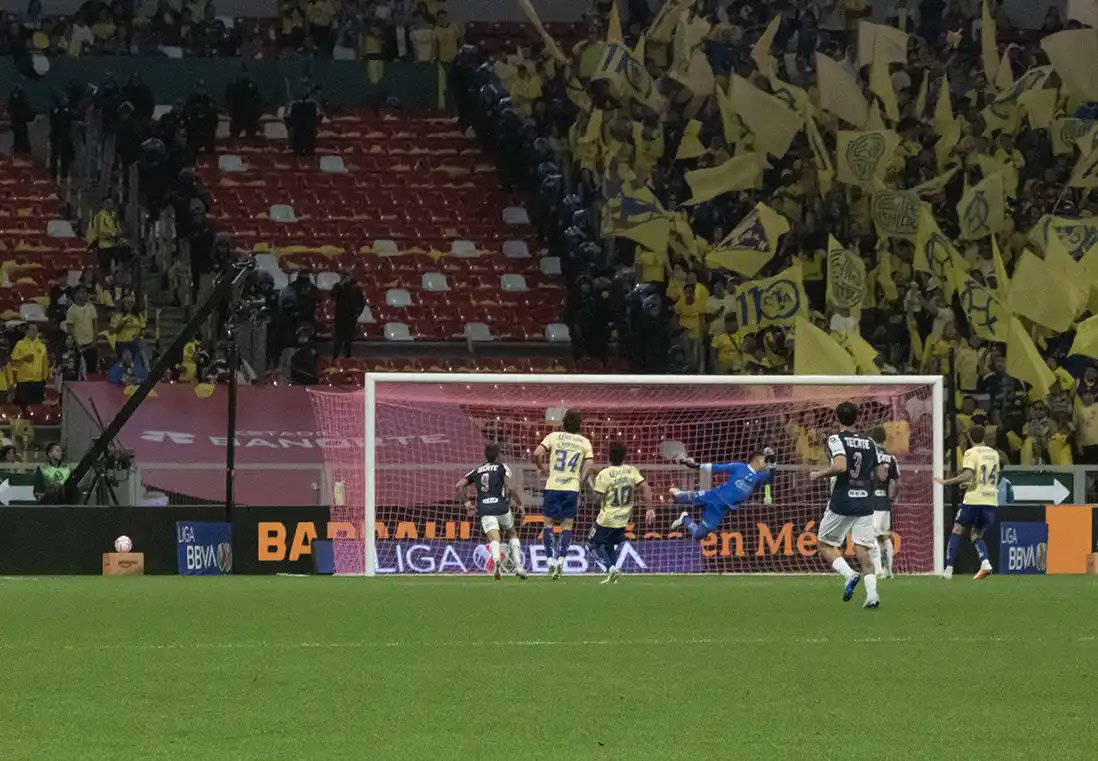 CanchayCampo's tweet photo. Lance de Luis Malagon  en el minuto 18 no impide el gol de @Rayados @RayadosForLife @RayadosEsPasi0n @EstadioBanorte https://t.co/0fzqG9lBep