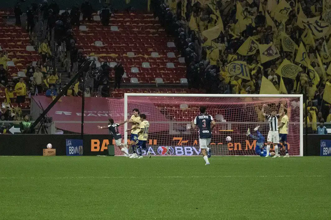 CanchayCampo's tweet photo. Lance de Luis Malagon  en el minuto 18 no impide el gol de @Rayados @RayadosForLife @RayadosEsPasi0n @EstadioBanorte https://t.co/0fzqG9lBep
