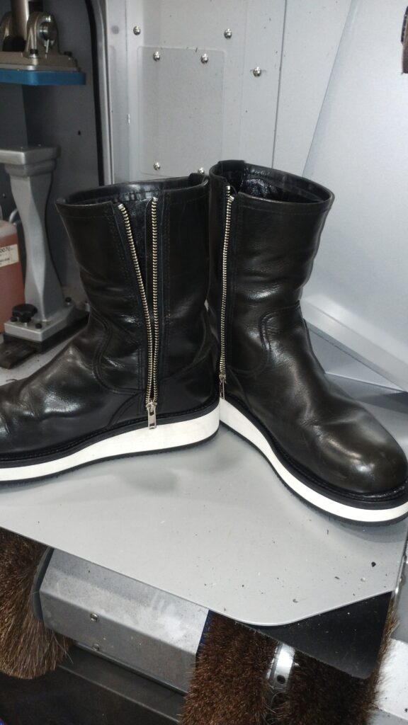 Alterna_shoe's tweet photo. 以前同じ作業を承ったお客様より、同様のファスナー新設のご依頼を受けました。
やはり、ファスナーの有無で脱ぎ履きの労力がかなり違うとのことでした。
#靴修理 #葛飾区 #亀有 https://t.co/YNnRiYocdC