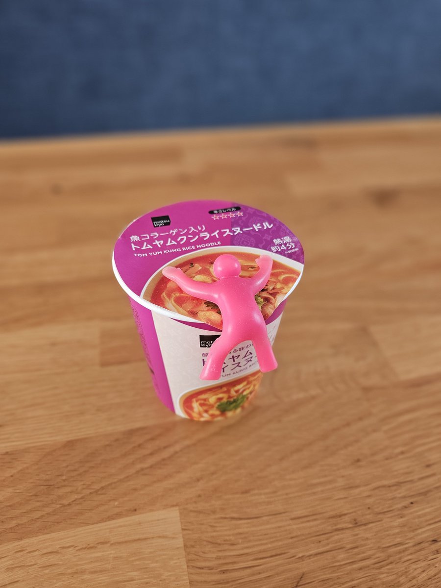 TRIPTHEATER2's tweet photo. カップラーメンの蓋押さえ。可愛いんだけどもっと手を広げて https://t.co/lCSdF6mJdt