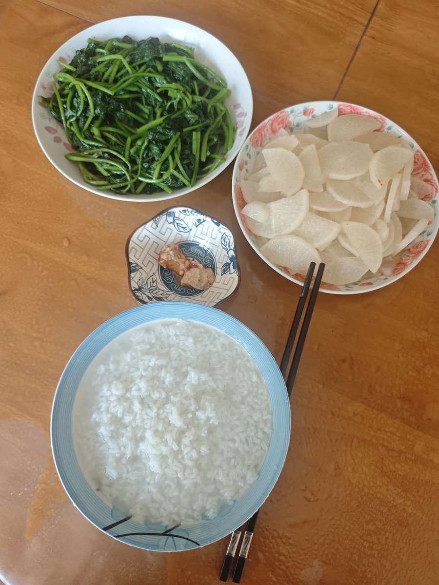 weiyg3's tweet photo. 自煮早餐，白粥，青菜萝卜+腐乳 https://t.co/XjHGcI7QfF