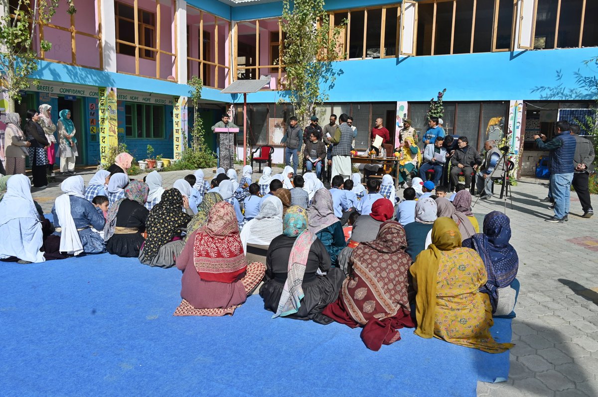 DIPR_Kargil's tweet photo. Admin. Secretary, School Education Dept, Ms. Bhanu Prabha, IAS, visited various educational institutions across Shakar–Chiktan Zone of Kargil as part of her tour to review academic infrastructure, hostel facilities &amp; overall functioning of schools.

More:
https://t.co/ZdvlEpOFGm https://t.co/JyRzUak9Cd