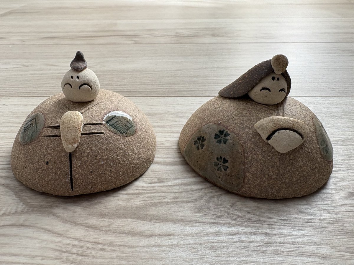 beanriceball's tweet photo. ���人形を購入。信楽焼らしくてよい。派手さはないけど愛らしい。店主さんが信楽焼について色々教えてくれた。太陽の塔の黒い顔は信楽焼の陶板をつなぎ合わせて作られたとか。この先も技術が引き継がれてほしいです
#信楽焼　#雛人形 https://t.co/ywDA3UqVeC