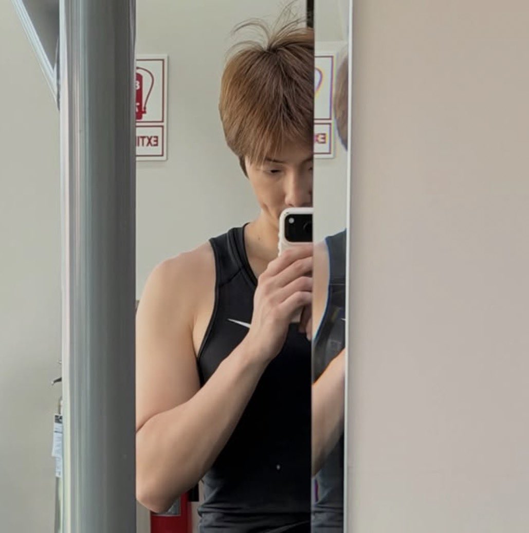 jooncario's tweet photo. Im getting in that little crease between his forearm and bicep right there and snuggling up for the foreseeable future https://t.co/J0UYcGUFfS