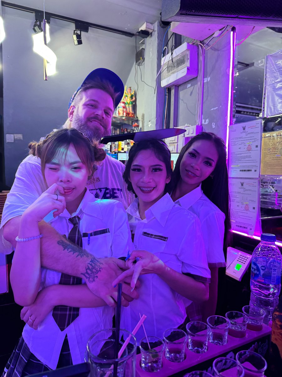 johnnyrockZARD's tweet photo. Another crazy live stream KICK on Soi 6 in Pattaya Thaïland 🇹🇭 https://t.co/CyQ1VPhWZb