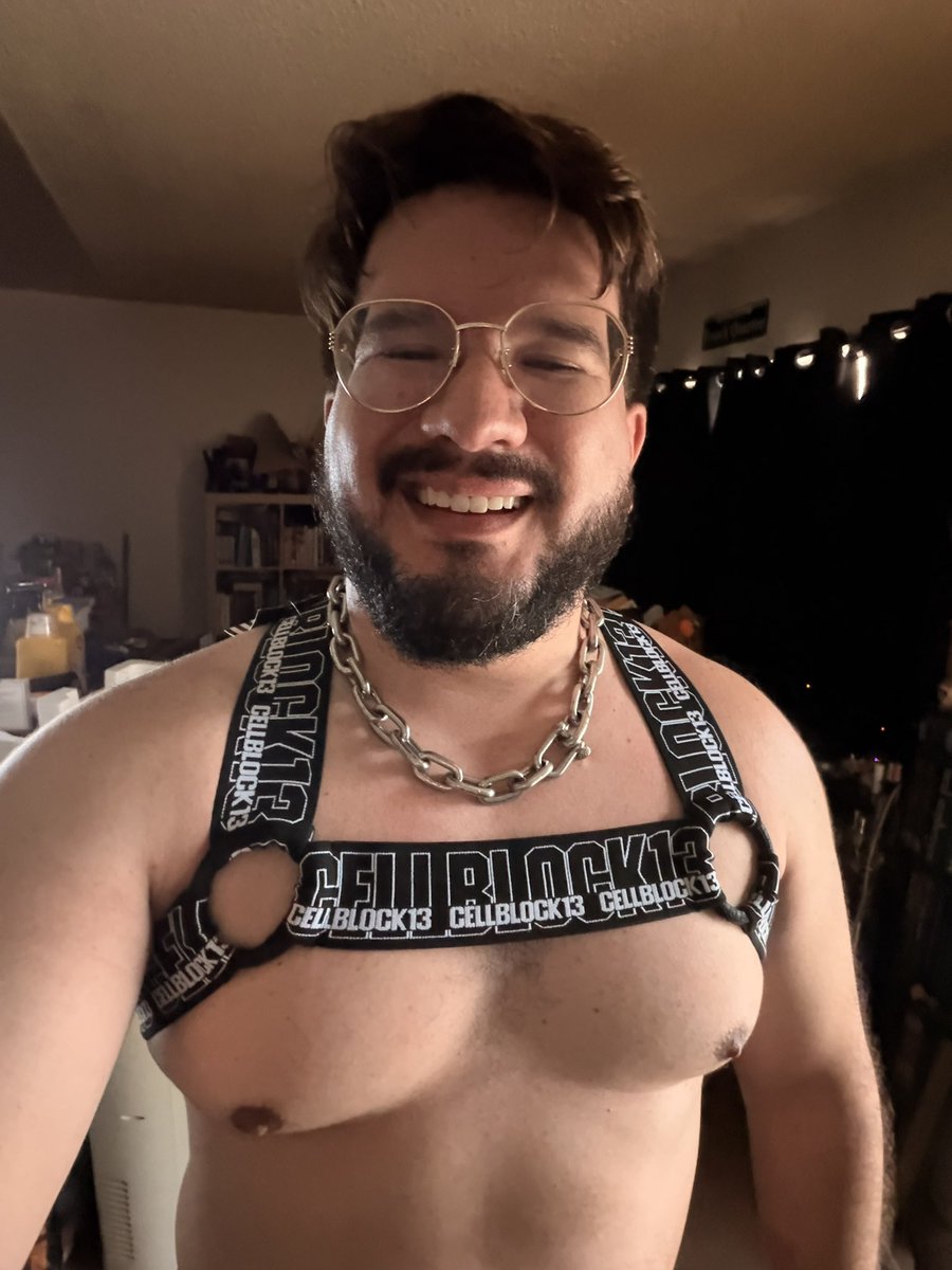 KarlosTheFog's tweet photo. I got some good finds at the leather district at OC Pride! Custom fit leather armbands by FitPup Gear and sample sale harness from CELLBLOCK13 https://t.co/VXClOz6PK9