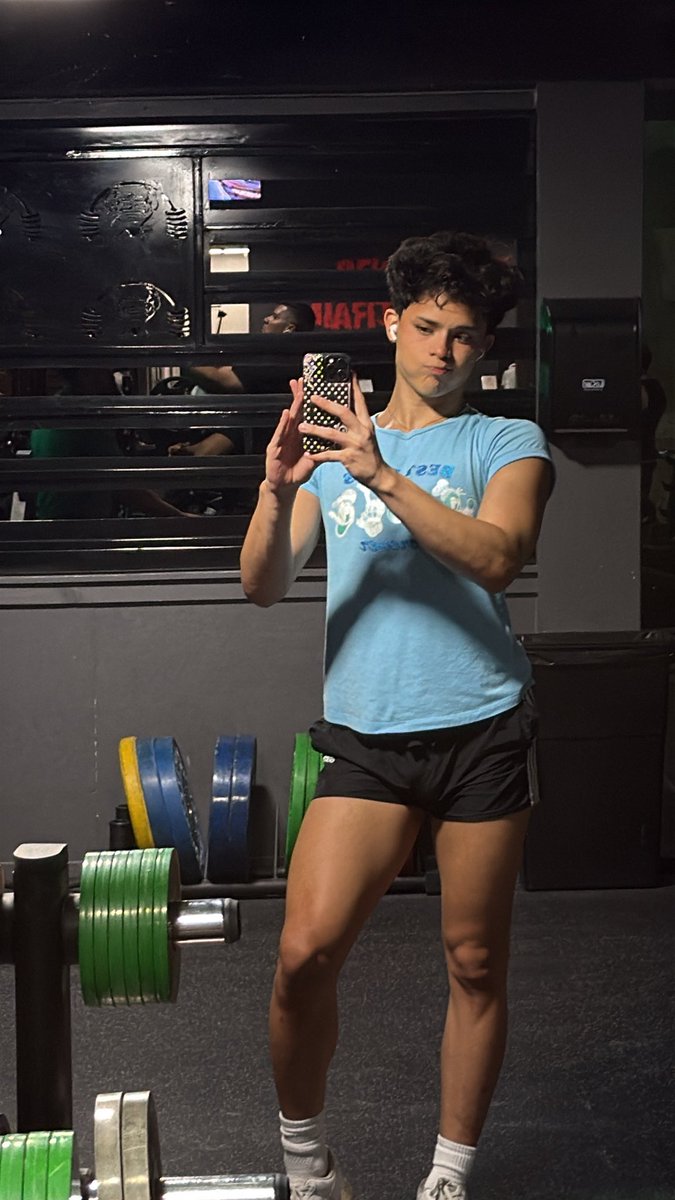princessjorgee's tweet photo. would u guys be able to guess I’m 6’2 from these pics or no? https://t.co/HcOhbMdFx9