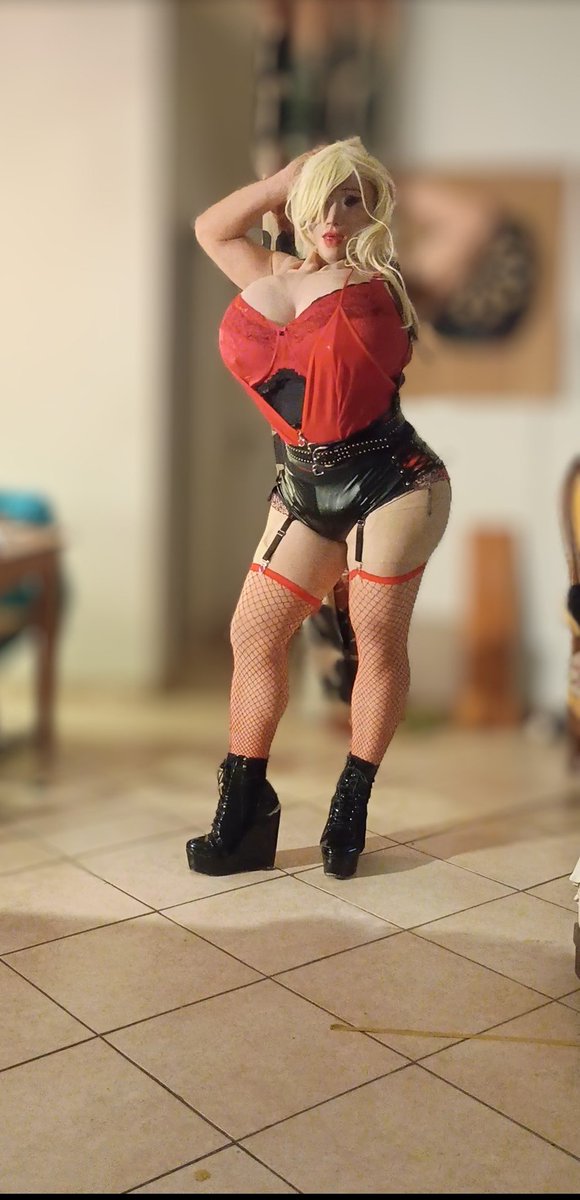 LolaQueenPulp's tweet photo. Feeling sexy ! 🔥💕🥰 #bimbo #bimbofication #curvy #blonde #xlimplants #hugeboobs https://t.co/DFblNmS32z