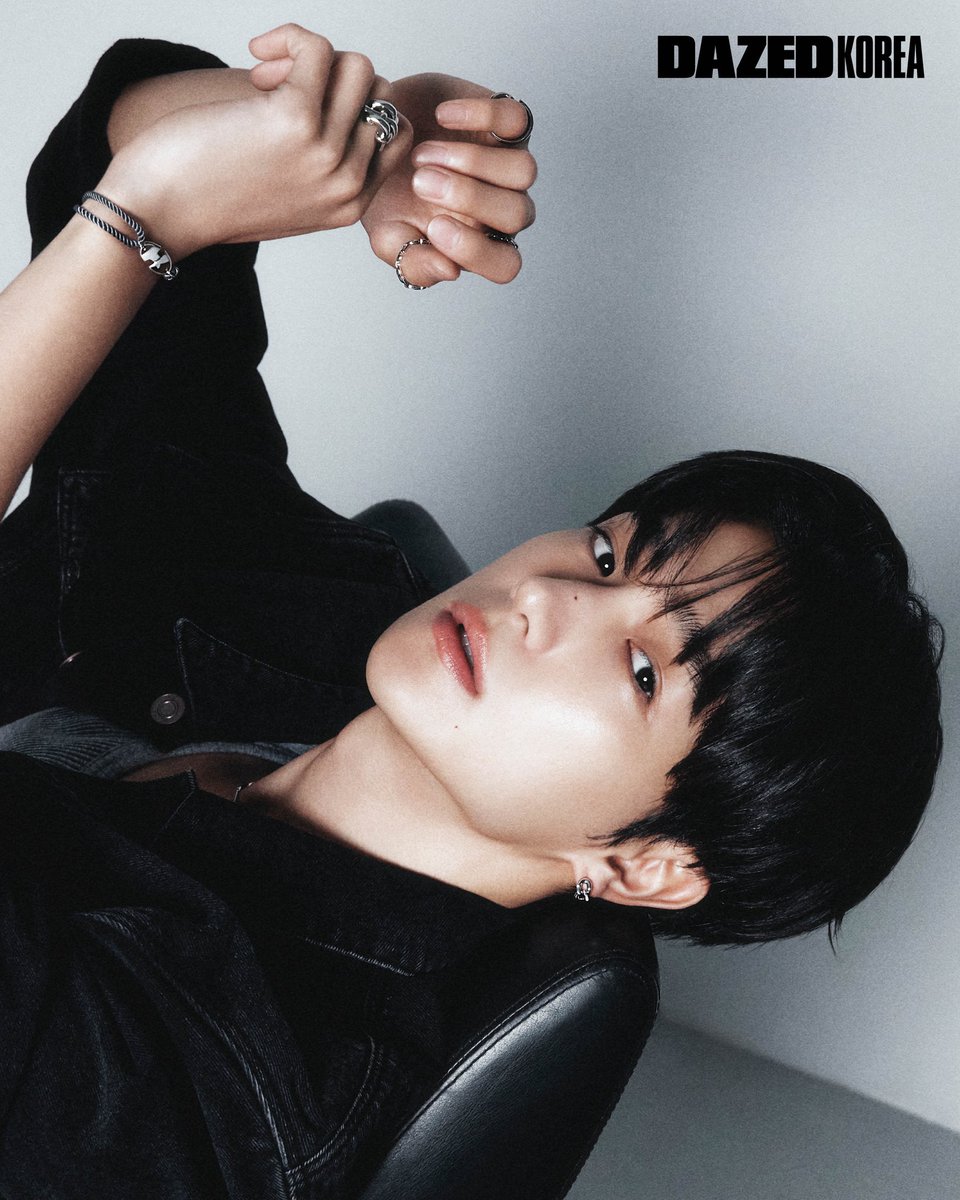 DazedKorea's tweet photo. 카인드오브와 이재현의 첫 발걸음 #협찬

#leejaehyun
#kindof

새롭게 선보이는 주얼리 브랜드 카인드오브와 배우로서 본격적인 활동을 선포한 이재현. 세상 밖으로 발걸음을 내딛기 전, 대기실에서 골몰하는 그의 모습을 <데이즈드>가 포착했다.

With KINDOF, his newly launched jewelry brand, and a new chapter as an actor, Lee Jaehyun stands on the threshold of something new. <DAZED> captures a quiet moment of reflection backstage, just before he steps into the world.

text & fashion SHU
photography YOON SONGYI
hair PARK SEMIN
makeup JO HYEME
assistant KKUM

카인드오브와 이재현이 함께한 화보의 더 많은 컷이 담긴 이슈의 발간 일정 및 구매 안내는 추후 <데이즈드>를 통해 확인 가능.
Discover more in <DAZED> KOREA. Publication details and purchase information for the issue featuring more images from the KINDOF editorial with Lee Jaehyun will be announced at a later date.