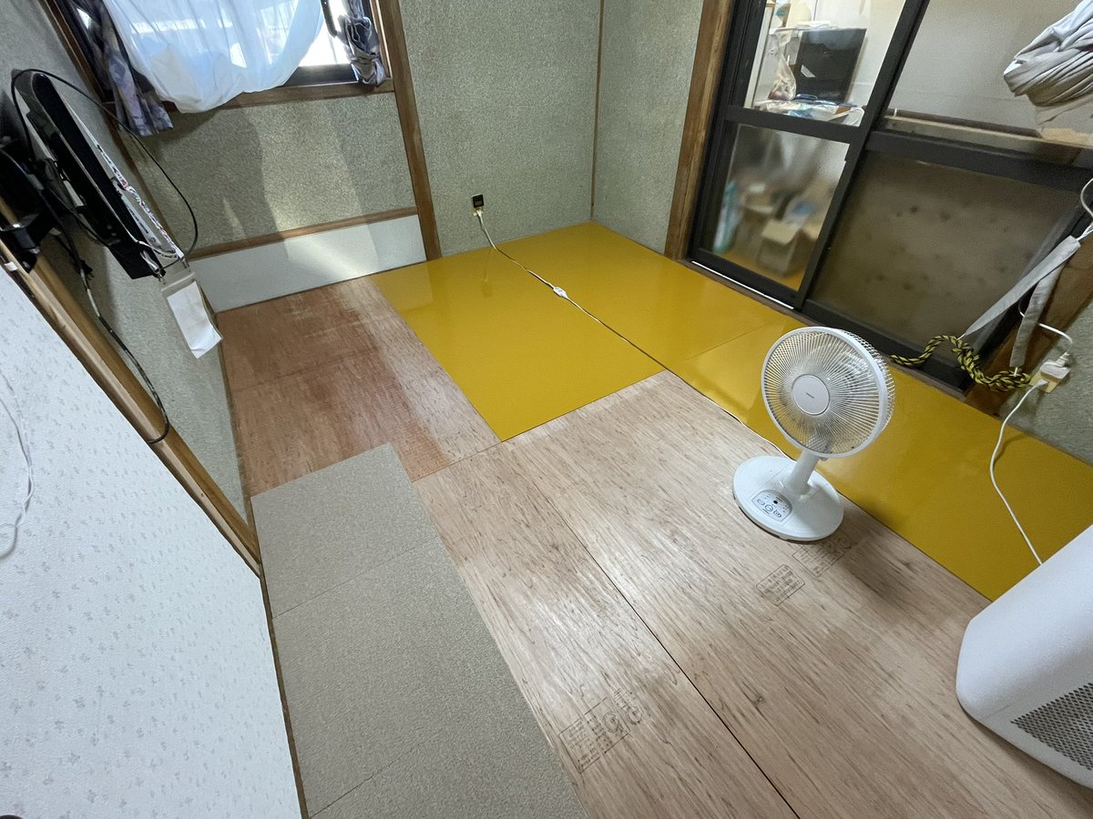 the_power_of_G's tweet photo. 朝早くから、ハンズマンさんありがとうございます！
朝ごはんと適切サイズのコンパネげっと。

ちなみに、コンクリート型枠用のコンパネはコート面を下面するつもり。ウレタン塗装膜の断水性に期待大。

ここは老人の隠居部屋として改修しています。段差と粗相対策しています。 https://t.co/MgaTtaXoYX