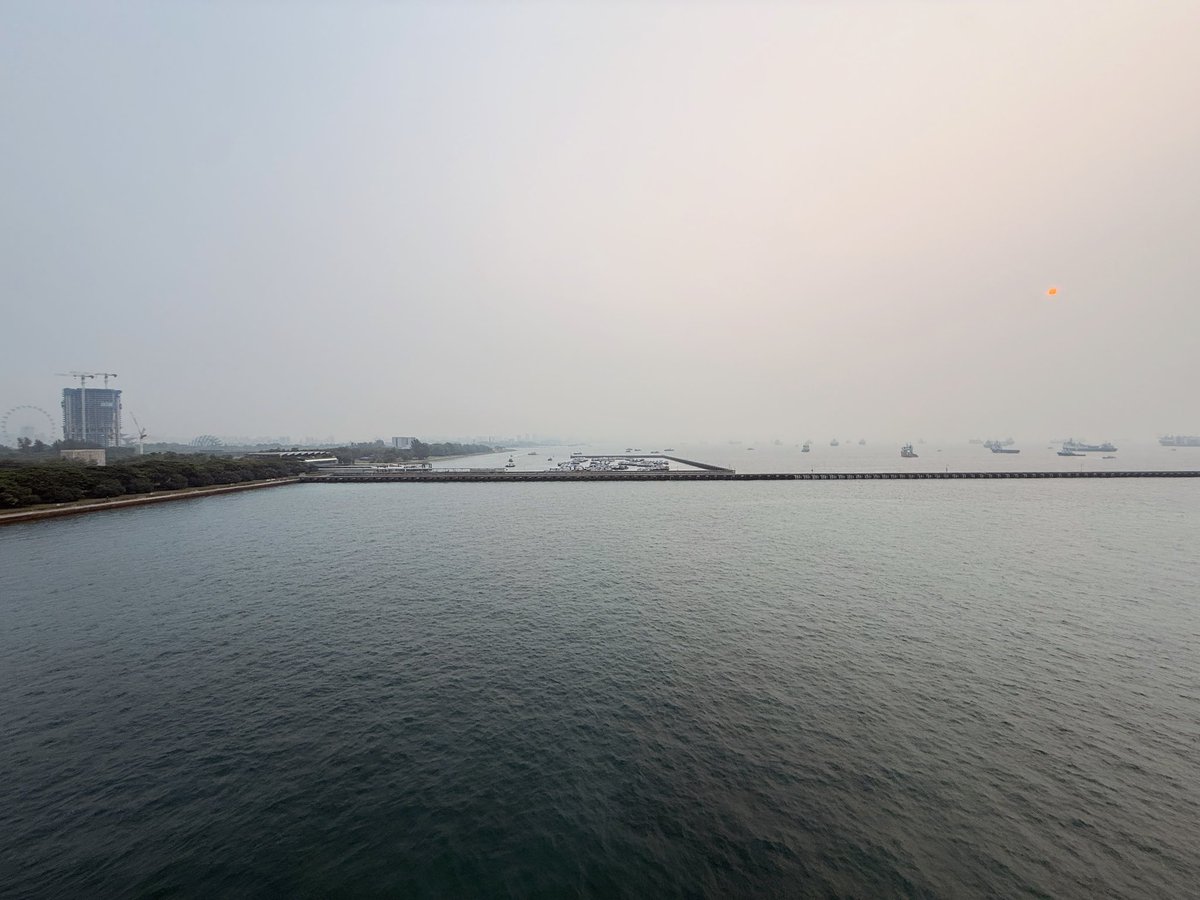 Plah_Chayanan's tweet photo. #DisneyCruiseLine #DisneyAdventure ถ้าเลือกห้องฝั่ง portside ขากลับขึ้นฝั่งจะเป็นวิวนี้ 

หกโมงเช้า 
เห็นดวงอาทิตย์หนึ่งจุดเล็กๆ 
ฟ้าไม่เคลียร์เลย ฝุ่นมาเต็มช่วงนี้ https://t.co/Fk6RrPUd8c