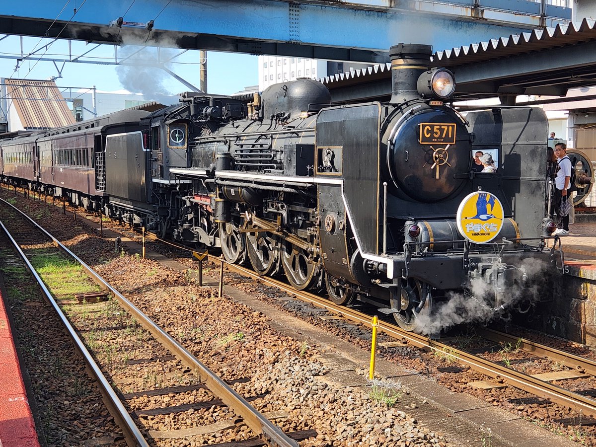 nsx5435's tweet photo. C57-1(貴婦人)　
SLやまぐち号
新山口駅、入線！！
入線時
トワイライトエクスプレス瑞風
同時通過だったから
瑞風は、諦めました！！😭 https://t.co/kvDQ1sXfER