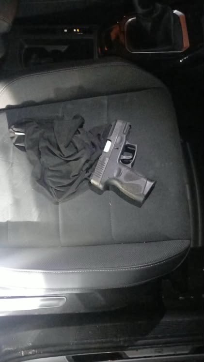 WAntillaise's tweet photo. 🚨 D’OÙ SORTENT TOUTES CES ARMES ?!
Comment est-il possible que de telles armes circulent aussi librement ? Qui les fournit ? Comment arrivent-elles entre les mains de ces individus ? À quel moment a-t-on laissé la situation devenir aussi inquiétante ? Il serait peut-être temps d’obtenir de vraies réponses avant de compter de nouvelles victimes !