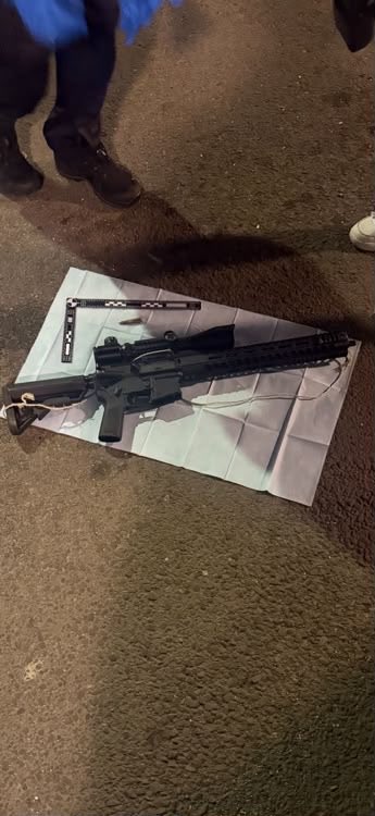 WAntillaise's tweet photo. 🚨 D’OÙ SORTENT TOUTES CES ARMES ?!
Comment est-il possible que de telles armes circulent aussi librement ? Qui les fournit ? Comment arrivent-elles entre les mains de ces individus ? À quel moment a-t-on laissé la situation devenir aussi inquiétante ? Il serait peut-être temps d’obtenir de vraies réponses avant de compter de nouvelles victimes !