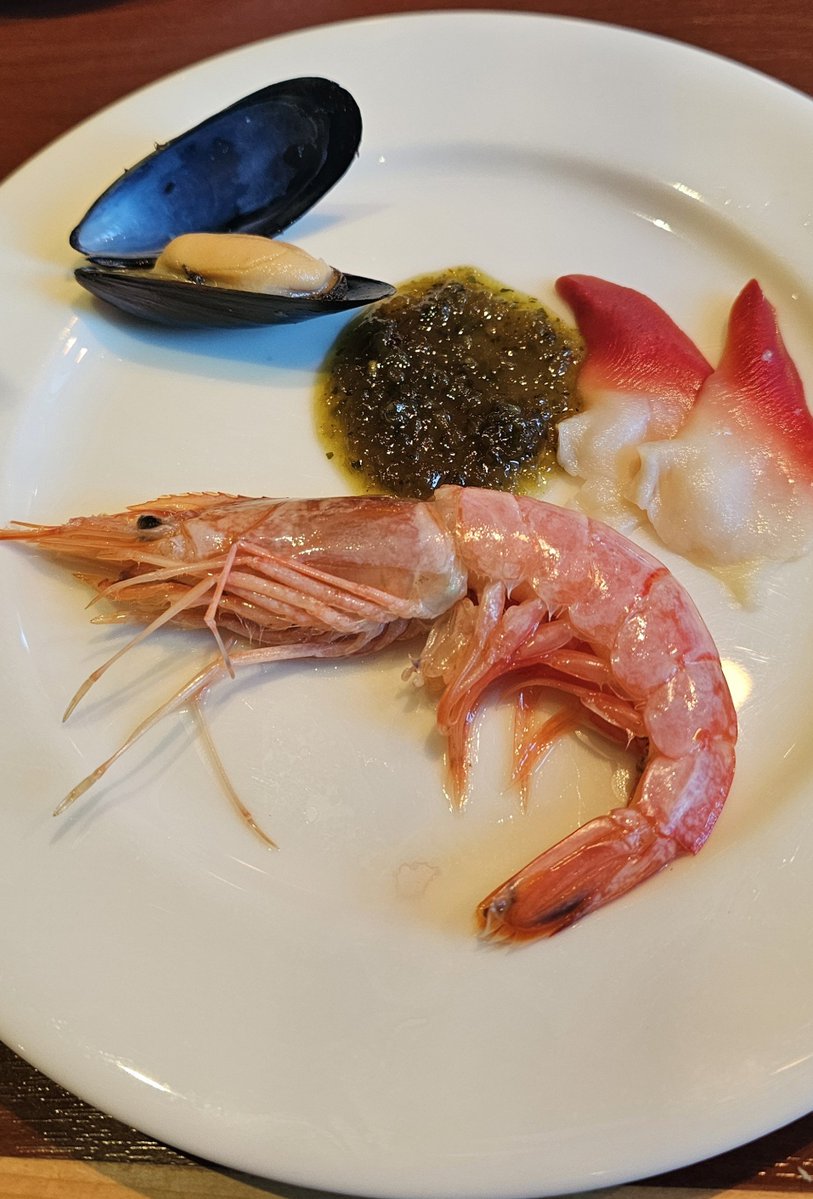 901kurei's tweet photo. 昨日のアフターは美味しい美味しいシーフード🦐🐟🐚
前菜盛り合わせ(打ち上げられた🦐)
カニのカルパッチョ
スープ(海草入り)とかにピラフと綿
エビフライと牡蠣フライ(牡蠣フライ数年ぶりに食べた) https://t.co/BURd8lHqjp