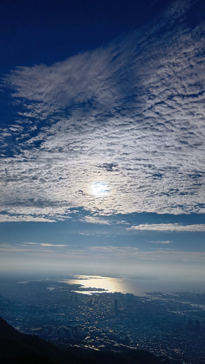halxyzon's tweet photo. 土曜日の午前中も中距離の山歩きしたし昨日も結構身体動かすことしてたので今日は家でゆっくりするつもりだったけどいくつか考え事があったので夜明け前から山歩きしてきた。
雲がいつのまにか秋らしくなってた。 https://t.co/n8un8FVgUM