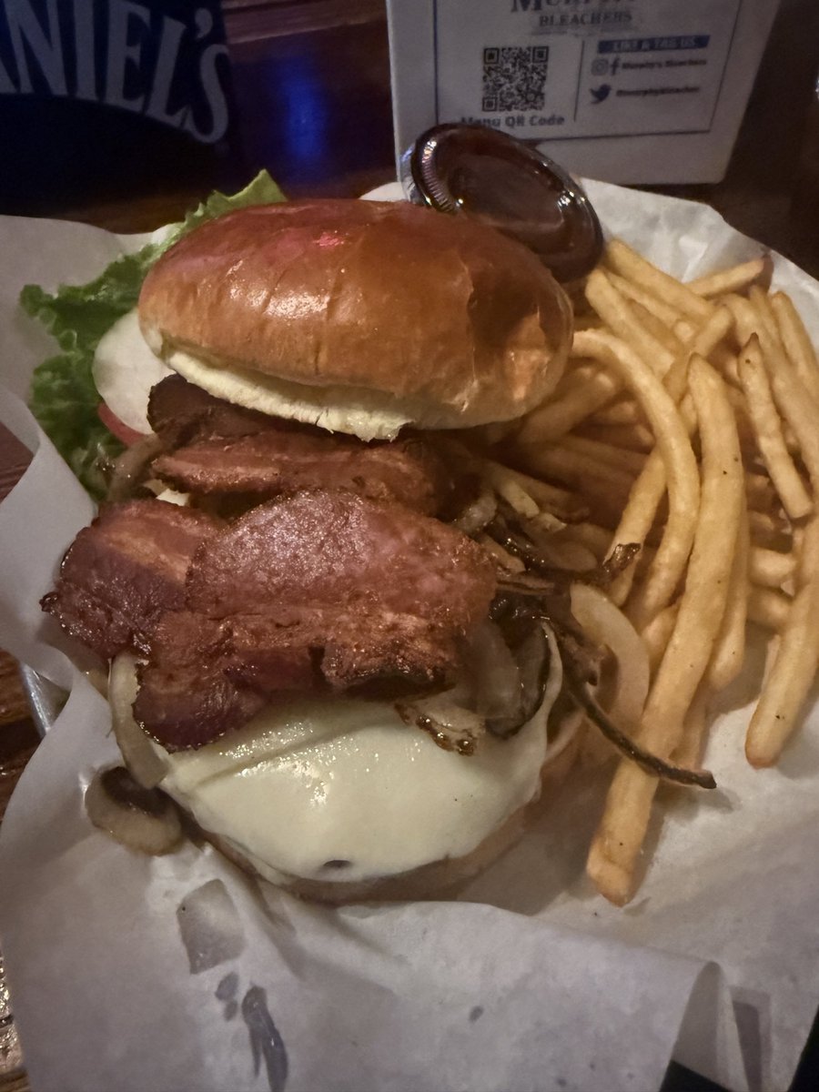 HawleySports's tweet photo. The Post-@ChiMarathon meal for a sixth-straight year: Chili and bacon burger from the wonderful @murphysbleacher! https://t.co/o2OumzSMqi