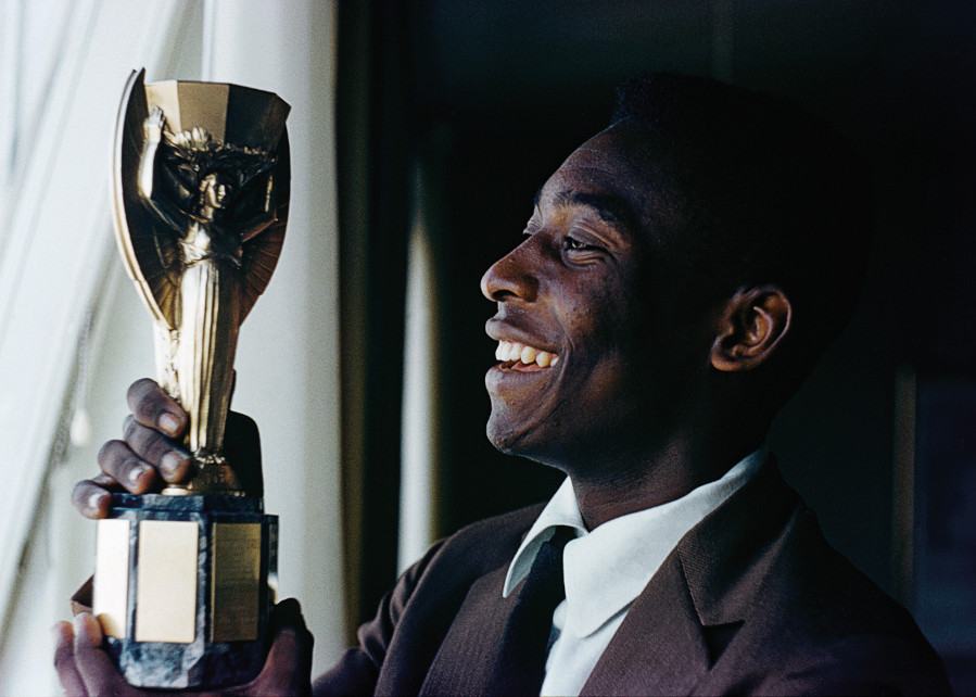 marzellokkjj's tweet photo. Pelé enfrentou Equipes/Seleções europeias 48x em "jogos oficiais". Foram 33 vitórias, 10 empates e 5 derrotas. 41 gols e 21 assists. 62 G/A

Venceu 6/6 finais contra europeus.

Copa do Mundo de 58🇸🇪, 62🇨🇿 e 70🇮🇹
Mundial de 62 (Benfica🇵🇹) e 63 (Milan🇮🇹)
Recopa Int. de 68 (Inter🇮🇹) https://t.co/Rn2UVXycEx