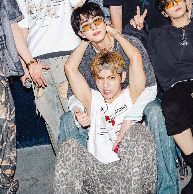 devantdaffodil's tweet photo. @vljhjn @Winterberry0430 saying he’s holding himself back not to shove jin off… lmaoo this same tae who got his balls on jin’s face and was about to give him a mouth to mouth in the next minute?? loool the same tae who never let’s jin breathe backstage when he takes his photos?? https://t.co/WDaqKfAO4i https://t.co/PW9W8hsvzK