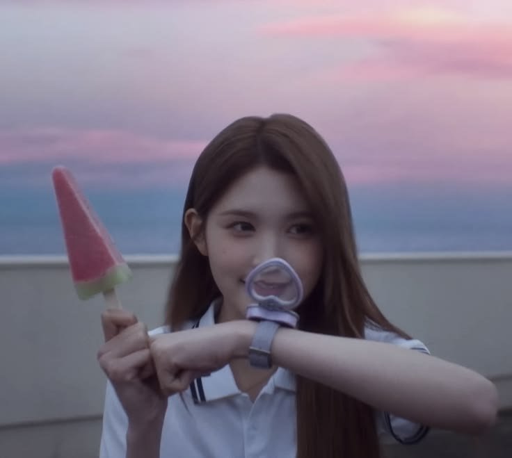 zrohyuna's tweet photo. @WeMondaze @yorchyx Selamat selimut atas model mvny abang https://t.co/EzC2GYQJqT