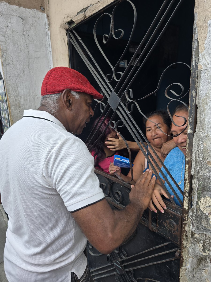ElNegroLeones's tweet photo. 🔥 ¡Qué bacán caminar por la 29 y la Q! 🏘️

Hoy nos fuimos puerta a puerta conversando con la gente del barrio. Escuchamos las necesidades de nuestros vecinos. Con @MLuzarragaEc vamos a hacer realidad el Guayaquil que merecemos.
#DespiertaGuayaquil

@UnidadPopularE https://t.co/aE8qUuFWJm