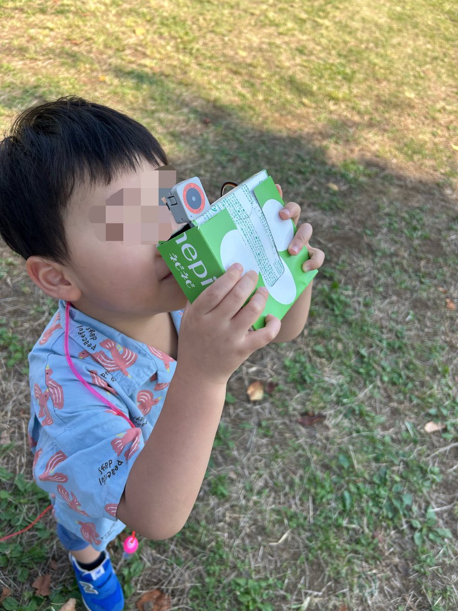 mama_vibecoding's tweet photo. Atom CAMの試作品を持って公園ピクニック！画素数は低いけど、子供目線でいろんな写真を撮ってくれます。
ひとまずDiscordに写真をためます📸 https://t.co/R9dfVp1GrS