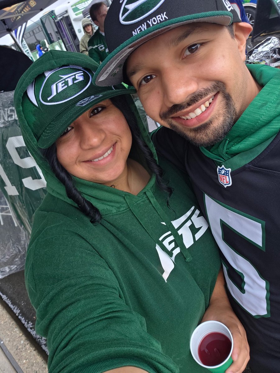 Jexican44's tweet photo. @nyjets GREAT F-ING WIN! THANKS FOR MAKING MY DAY AT METLIFE THE GREATEST W FOR THE FIRST TIME AT HOME! EVERYFAN DESERVES THIS AMAZING VICTORY! 💚💯😎🔥💪🟢⚫️
#LockedIn #JetsWin https://t.co/dxJBreNbgv