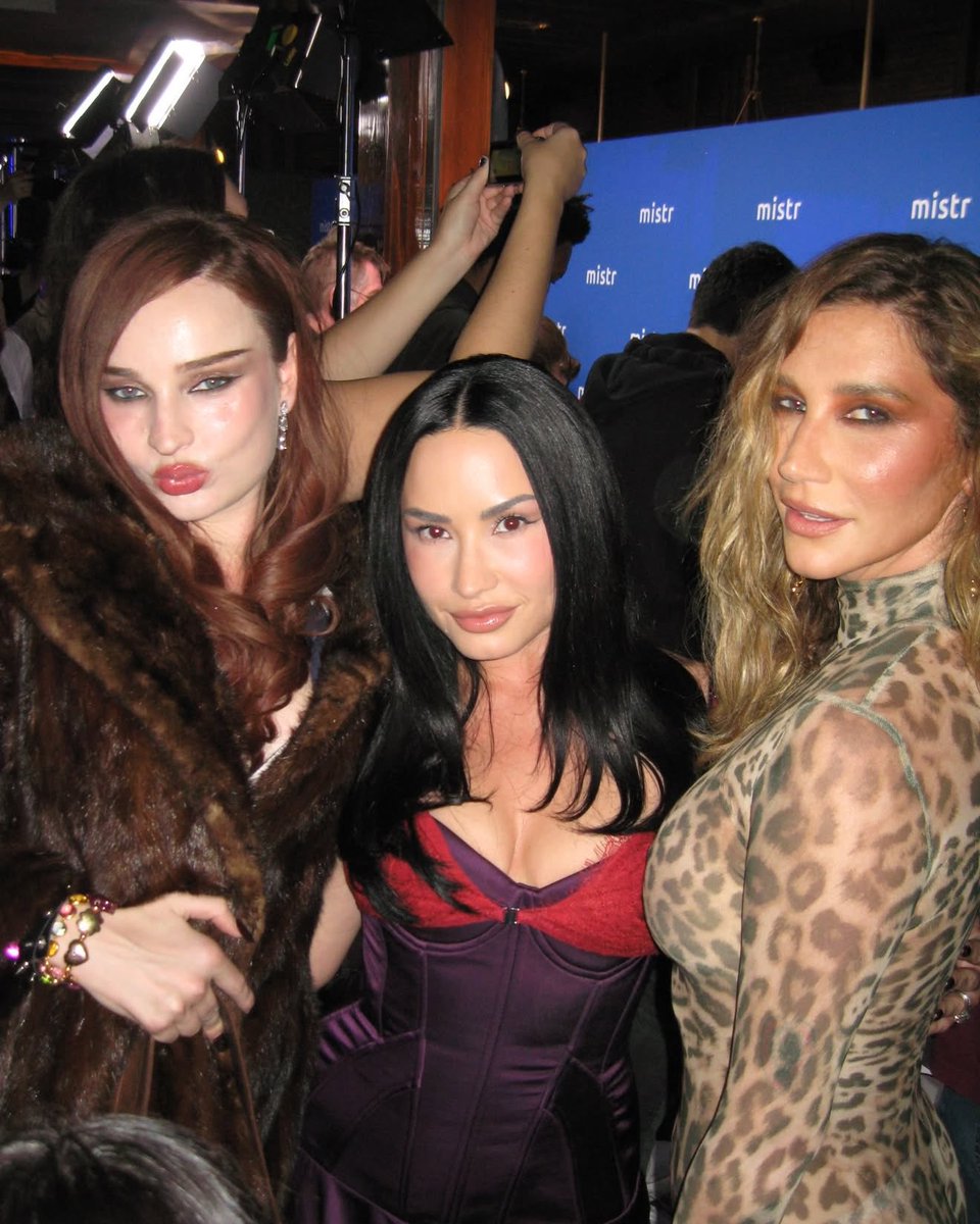 PopCrave's tweet photo. Kim Petras, Demi Lovato and Kesha look gorgeous in new photo. https://t.co/sjVdYtJ2cv
