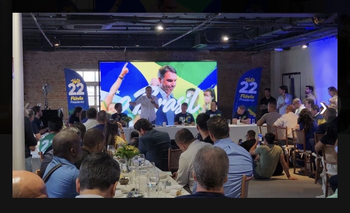 joaquimrib1801's tweet photo. 🚨Flávio Bolsonaro apresentou neste domingo (11), em São Paulo, uma proposta para incentivar a qualificação profissional. A ideia é que, ao fazer cursos, o trabalhador acumule pontos vinculados ao CPF, que poderão ser usados na compra de celular, geladeira, fogão ou convertidos em dinheiro na conta. O programa também prevê oferecer formação de acordo com as vagas disponíveis nas empresas locais, aproximando os participantes de oportunidades de emprego. As regras de pontuação e quem ficará responsável por custear e oferecer os benefícios ainda não foram detalhados.