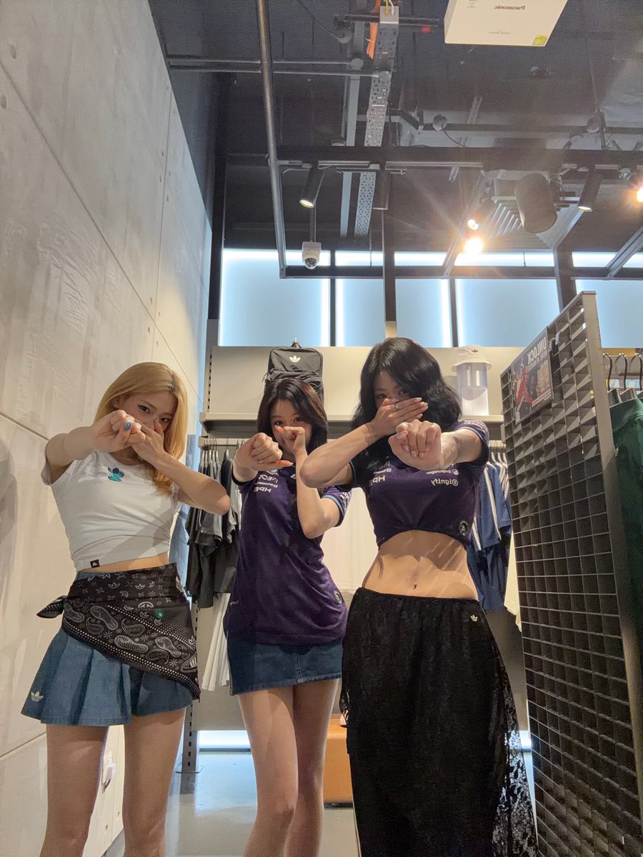 for_ruka02's tweet photo. Ahyeon : akhir-akhir ini suka ribut ya onnie?
Ruka : iya,yuk pake helm biar aman
Pharita : eh..mending kita jogetin aja dulu 🤙

#RUKA #PHARITA #AHYEON #BABYMONSTER #루카 https://t.co/WdTUn5tFyi